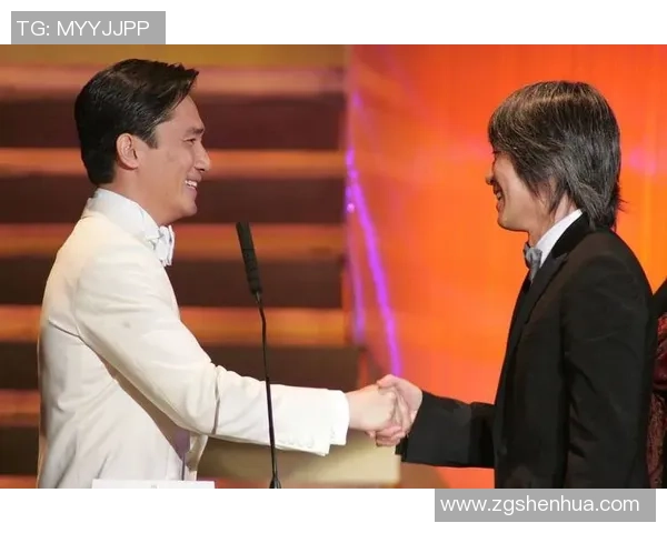 足球明星与媒体记者亲密合影展现友好关系与职业合作精神